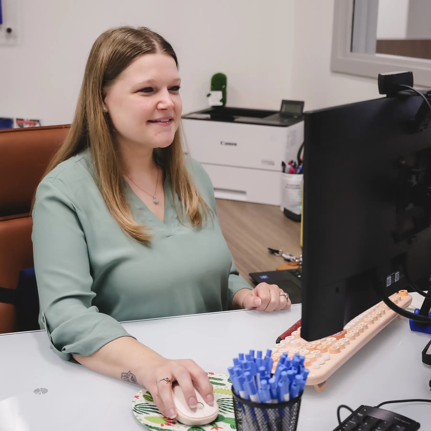 Employee on computer_Hayley