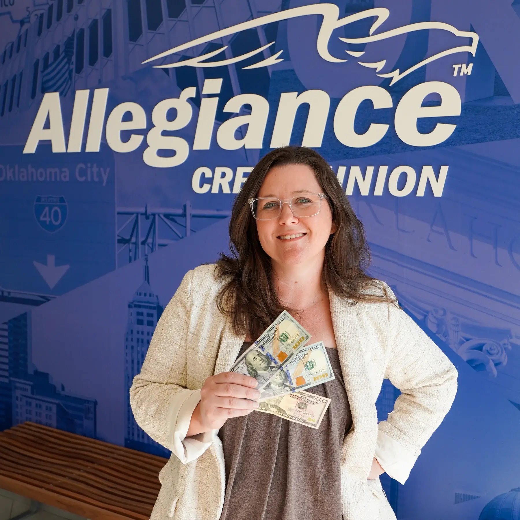 allegiance-employee-with-cash-in-hand