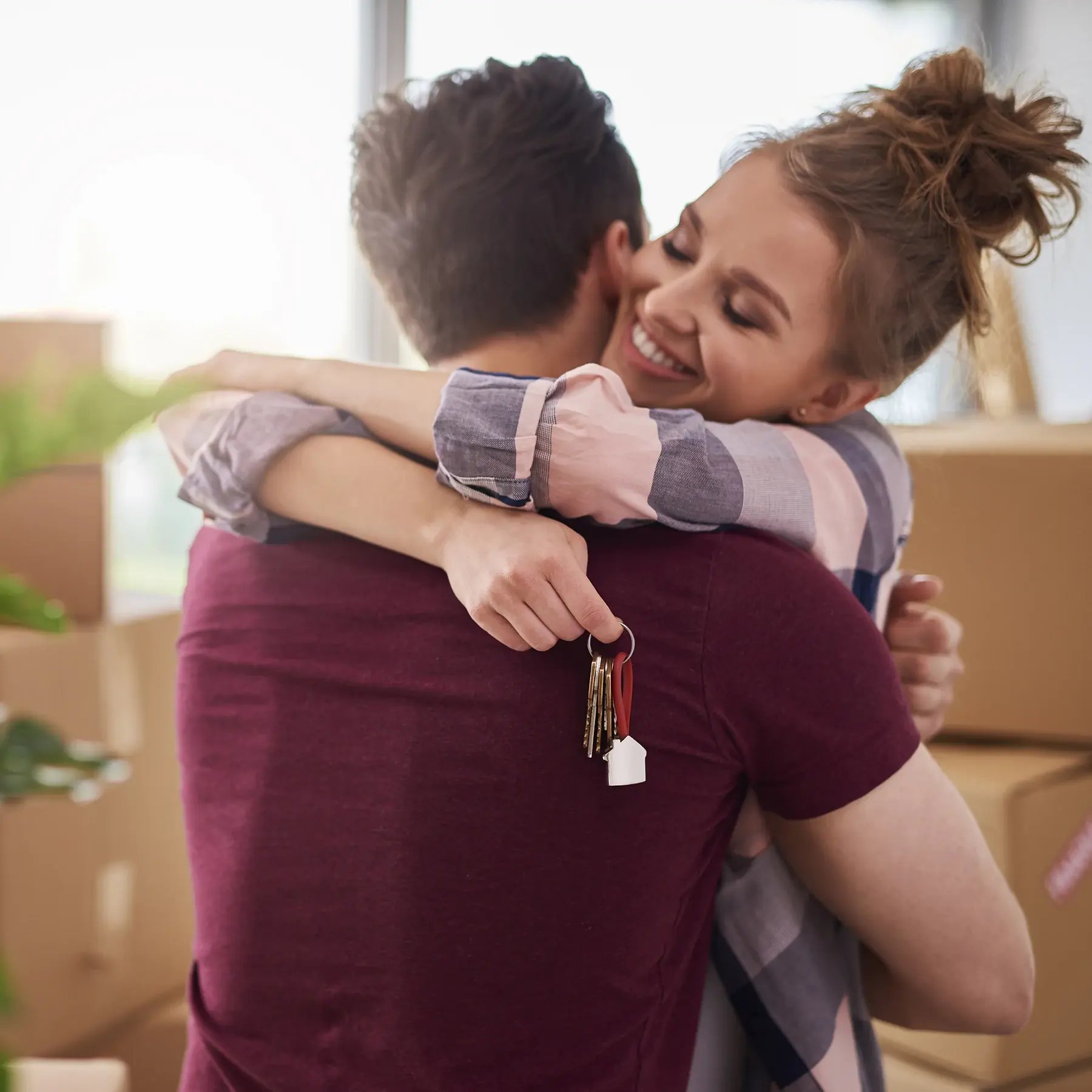happy-couple-with-keys-new-apartment