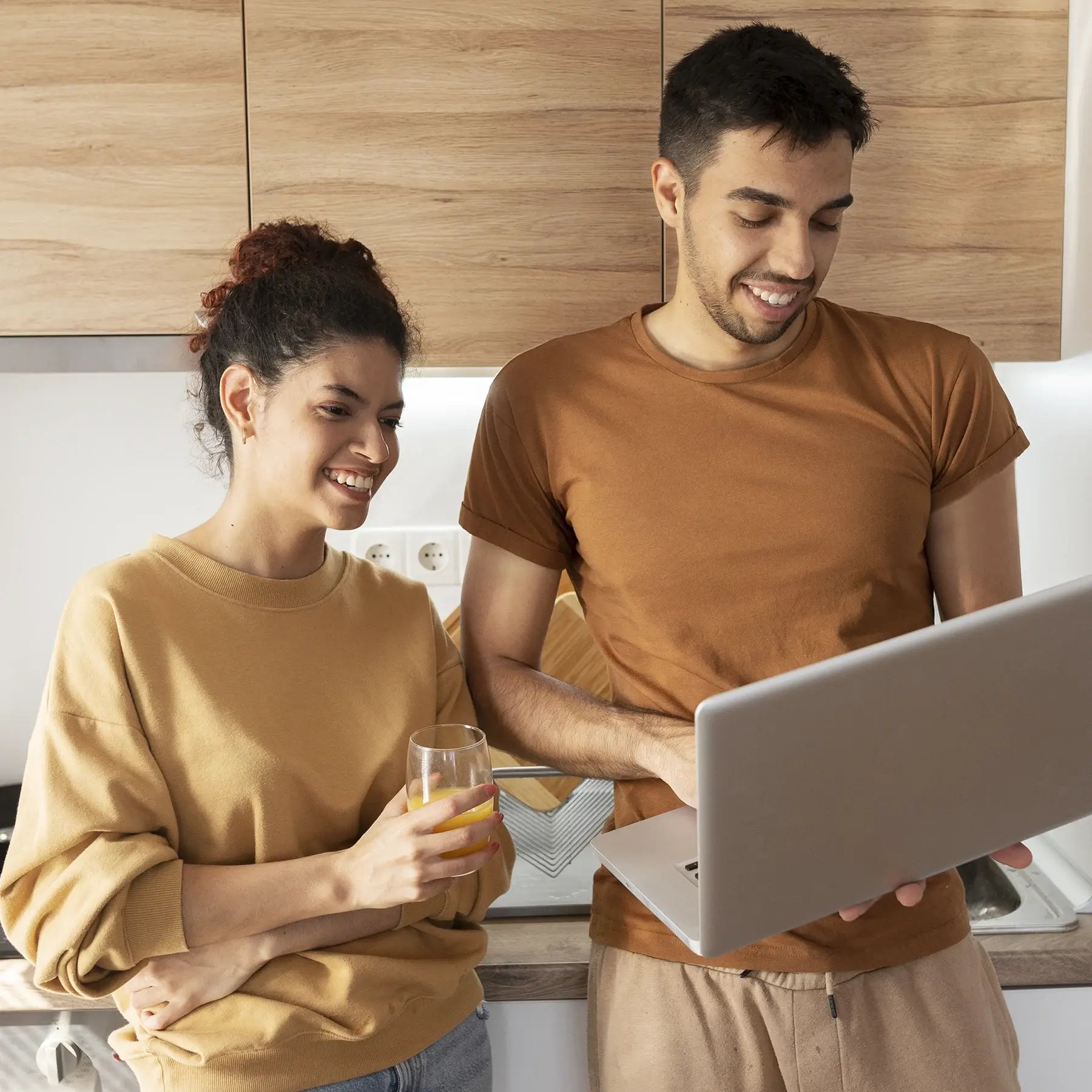 medium-shot-roommates-with-laptop