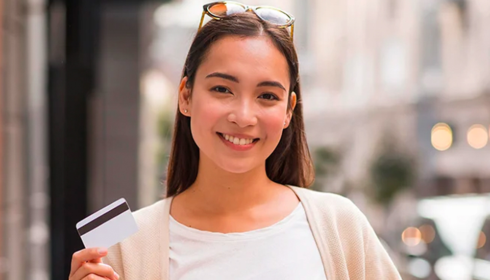 girl with credit card