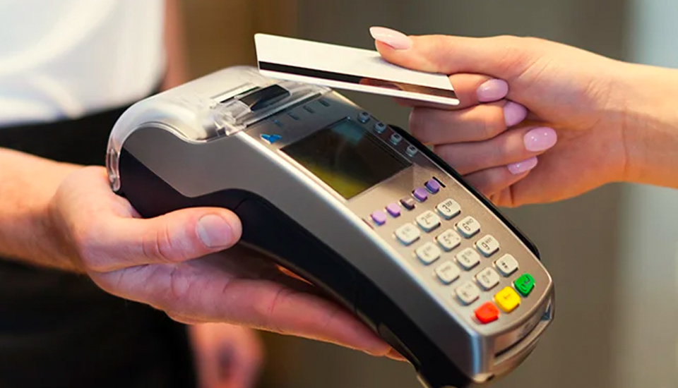 hand on credit card machine